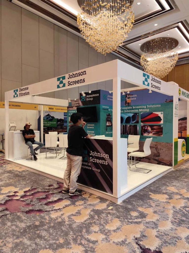 Perbedaan Booth Custom vs Booth R8: Mana yang Paling Cocok Untuk Event Anda?